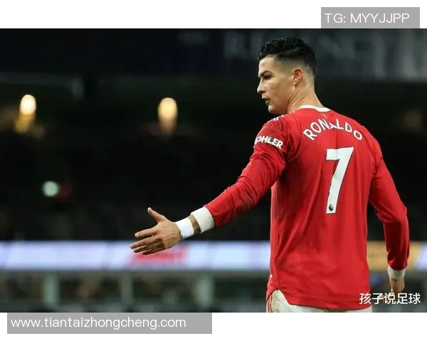 聚焦足坛巨星与球队传奇故事探索足球世界的巅峰对决与荣耀传承